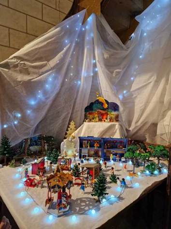 Une image contenant sapin, No�l, int�rieur, table

Le contenu g�n�r� par l�IA peut �tre incorrect.