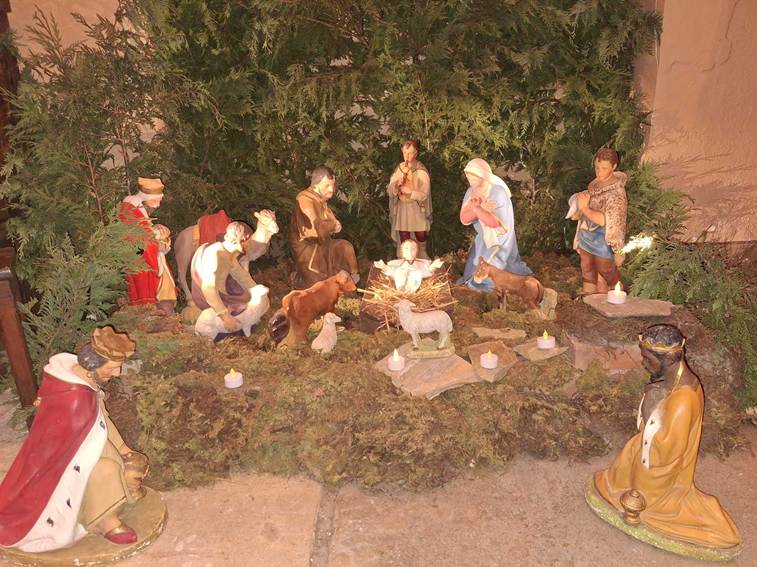 Une image contenant arbre, habits, sapin, No�l

Le contenu g�n�r� par l�IA peut �tre incorrect.