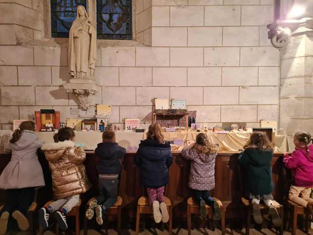 Une image contenant habits, personne, statue, b�timent

Le contenu g�n�r� par l�IA peut �tre incorrect.