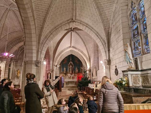 Une image contenant habits, homme, personne, b�timent

Le contenu g�n�r� par l�IA peut �tre incorrect.