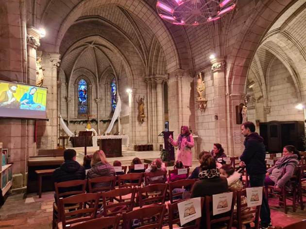 Une image contenant meubles, habits, chapelle, int�rieur

Le contenu g�n�r� par l�IA peut �tre incorrect.