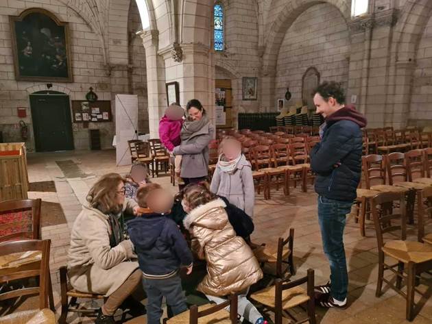 Une image contenant habits, personne, meubles, homme

Le contenu g�n�r� par l�IA peut �tre incorrect.