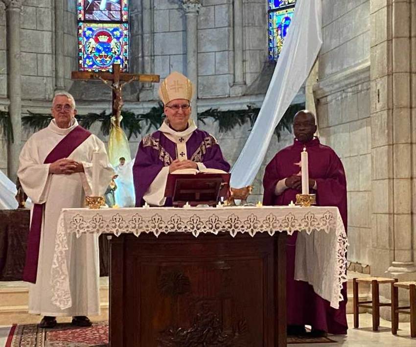 Monseigneur Jordy entour� du p�re Juhan et de Fr�d�ric Amiot, diacre