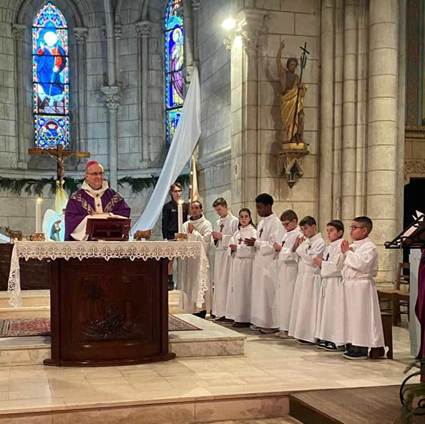 Une image contenant habits, personne, lieu de culte, Lieux sacr�s

Le contenu g�n�r� par l�IA peut �tre incorrect.