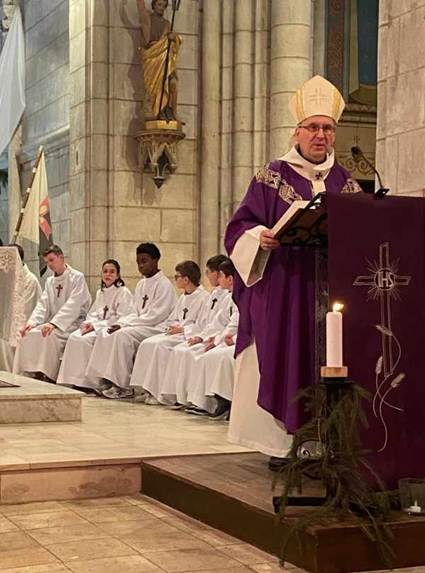 Une image contenant personne, habits, v�tement sacerdotal, culte

Le contenu g�n�r� par l�IA peut �tre incorrect.