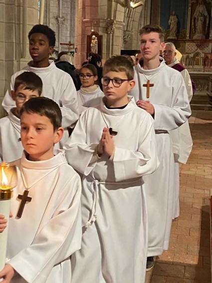 Une image contenant personne, v�tement sacerdotal, habits, rituel

Le contenu g�n�r� par l�IA peut �tre incorrect.