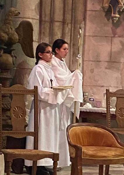 Une image contenant habits, personne, v�tement sacerdotal, clerg�

Le contenu g�n�r� par l�IA peut �tre incorrect.