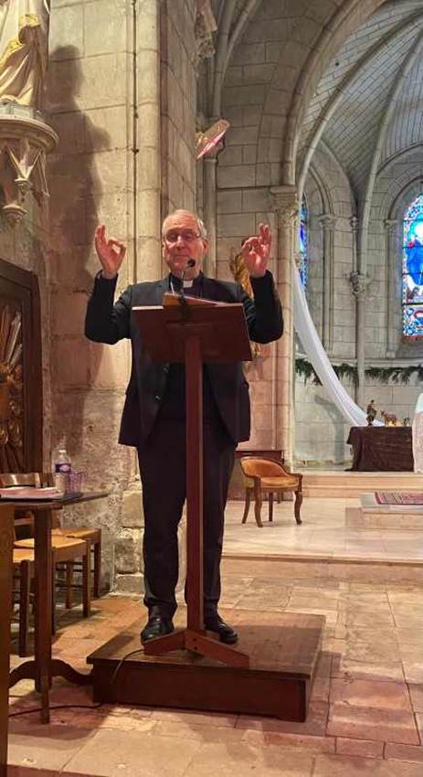 Une image contenant habits, pupitre, personne, meubles

Le contenu g�n�r� par l�IA peut �tre incorrect.