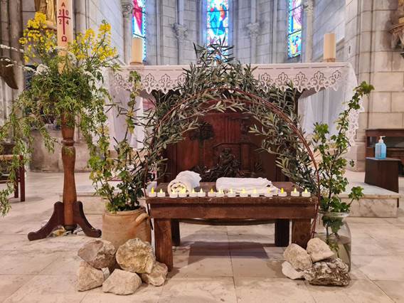 Une image contenant autel, plante, meubles, chapelle

Description gnre automatiquement