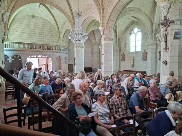 Dimanche 26 avril La pastorale dioc�saine du tourisme organisait 
une marche pour la paix autour du village de Sonzay
