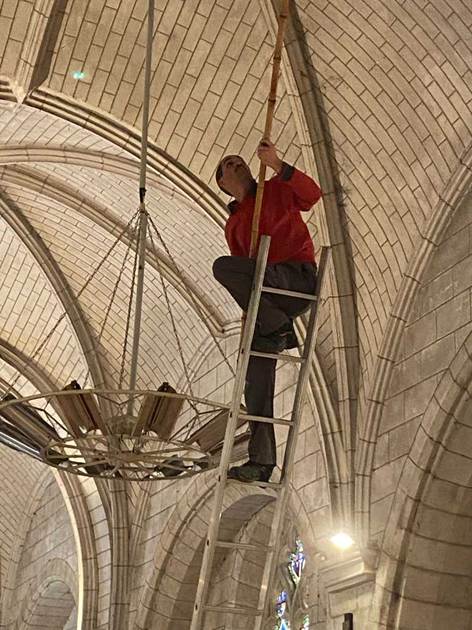 Une image contenant habits, toit, b�timent, int�rieur

Le contenu g�n�r� par l�IA peut �tre incorrect.