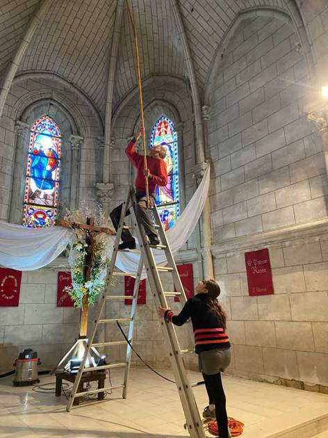 Une image contenant �glise, personne, b�timent, habits

Le contenu g�n�r� par l�IA peut �tre incorrect.