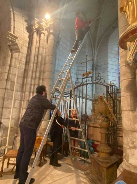 Une image contenant habits, b�timent, homme, personne

Le contenu g�n�r� par l�IA peut �tre incorrect.