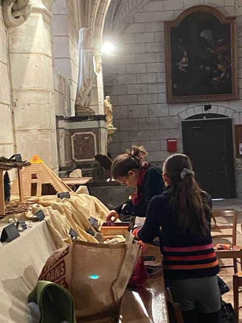 Une image contenant habits, personne, femme, b�timent

Le contenu g�n�r� par l�IA peut �tre incorrect.