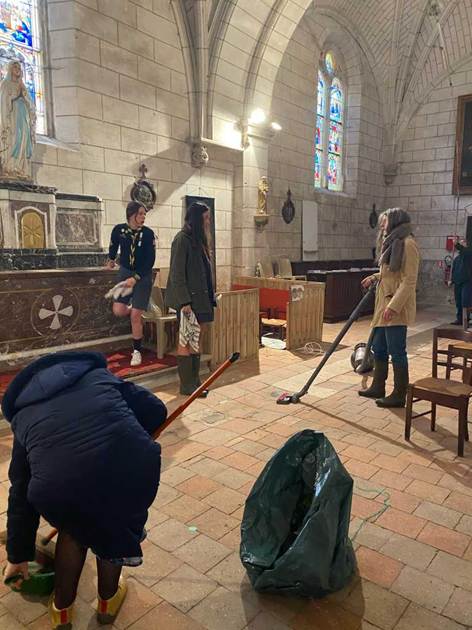 Une image contenant habits, chaussures, personne, meubles

Le contenu g�n�r� par l�IA peut �tre incorrect.