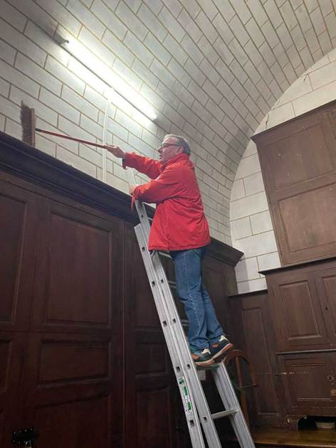 Une image contenant habits, mur, personne, int�rieur

Le contenu g�n�r� par l�IA peut �tre incorrect.