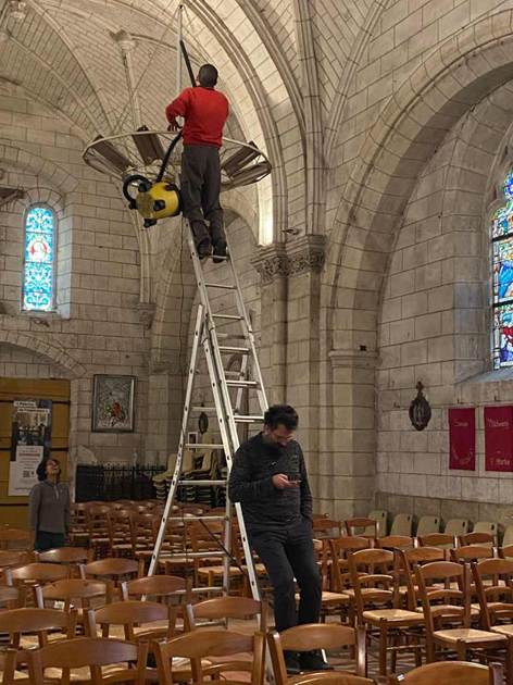 Une image contenant habits, b�timent, meubles, personne

Le contenu g�n�r� par l�IA peut �tre incorrect.