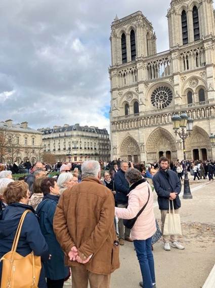 Une image contenant habits, plein air, ciel, personne

Le contenu gnr par lIA peut tre incorrect.