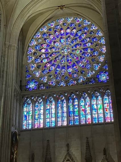 Une image contenant btiment, fentre, vitrail, verre

Le contenu gnr par lIA peut tre incorrect.