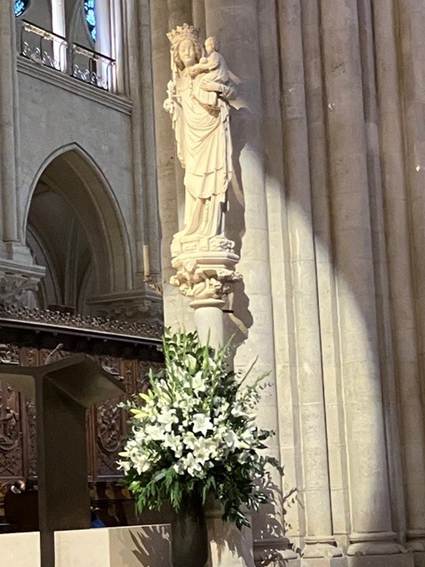 Une image contenant statue, btiment, chapelle, plein air

Le contenu gnr par lIA peut tre incorrect.