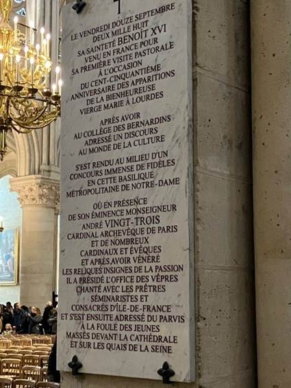 Une image contenant texte, statue, art, plein air

Le contenu gnr par lIA peut tre incorrect.