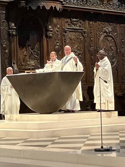 Une image contenant habits, personne, clerg, lieu de culte

Le contenu gnr par lIA peut tre incorrect.