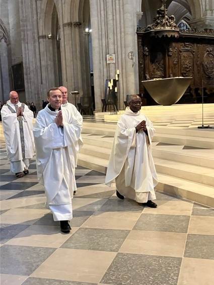 Une image contenant personne, vtement sacerdotal, habits, culte

Le contenu gnr par lIA peut tre incorrect.