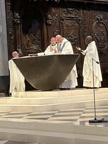 Une image contenant habits, personne, homme, clerg

Le contenu gnr par lIA peut tre incorrect.