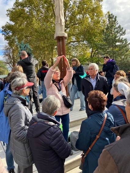 Une image contenant habits, plein air, ciel, personne

Le contenu gnr par lIA peut tre incorrect.
