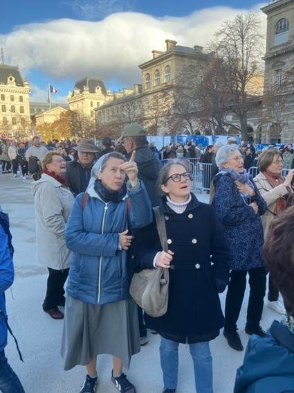 Une image contenant habits, ciel, personne, chaussures

Le contenu gnr par lIA peut tre incorrect.