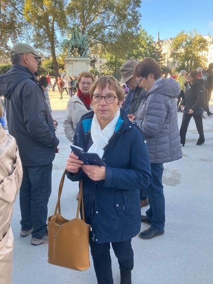 Une image contenant habits, personne, plein air, chaussures

Le contenu gnr par lIA peut tre incorrect.