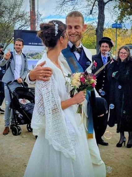 Une image contenant personne, plein air, robe de marie, marie

Le contenu gnr par lIA peut tre incorrect.