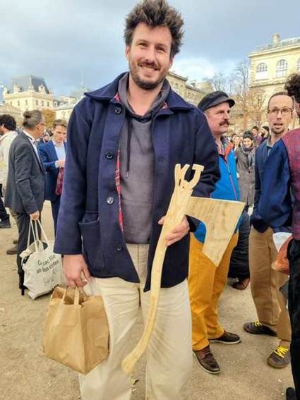 Une image contenant personne, habits, homme, plein air

Le contenu gnr par lIA peut tre incorrect.