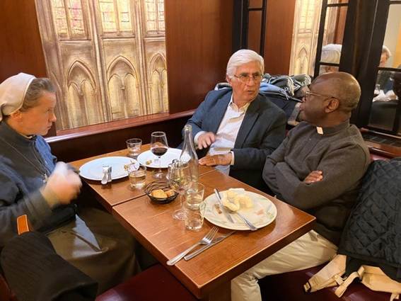 Une image contenant habits, personne, homme, intrieur

Le contenu gnr par lIA peut tre incorrect.