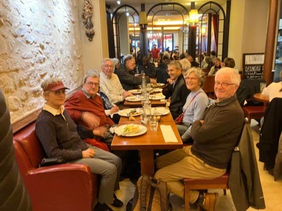 Une image contenant habits, personne, homme, meubles

Le contenu gnr par lIA peut tre incorrect.