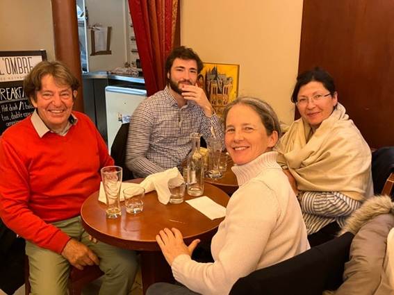 Une image contenant personne, habits, Visage humain, intrieur

Le contenu gnr par lIA peut tre incorrect.