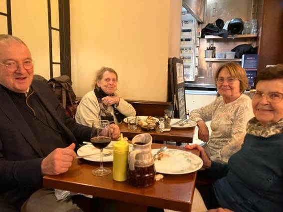 Une image contenant personne, habits, Visage humain, intrieur

Le contenu gnr par lIA peut tre incorrect.