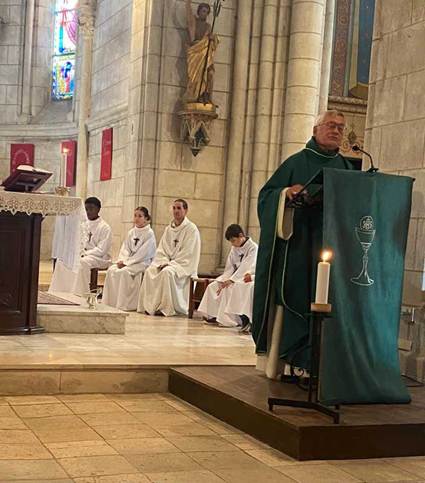 Une image contenant habits, personne, lieu de culte, vtement sacerdotal

Le contenu gnr par lIA peut tre incorrect.