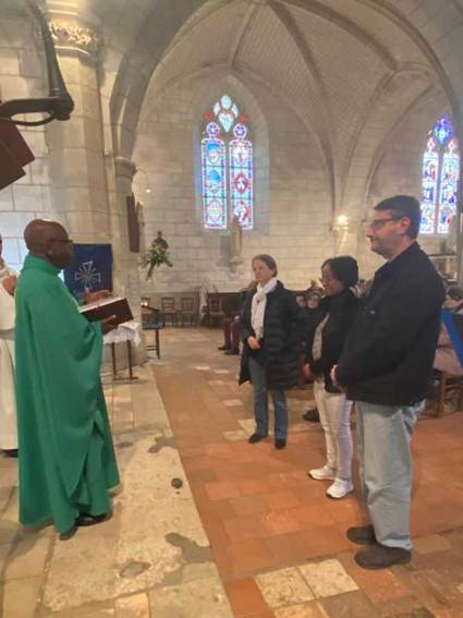 Une image contenant habits, personne, homme, glise

Le contenu gnr par lIA peut tre incorrect.