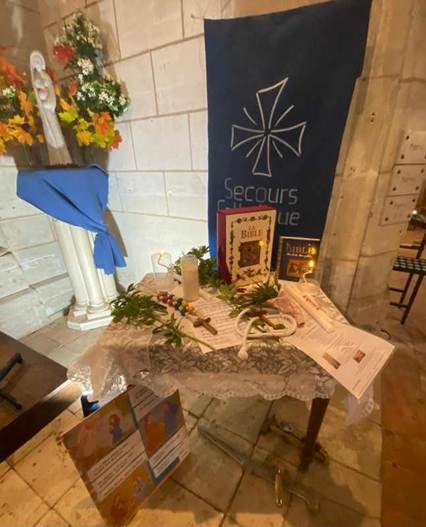 Une image contenant funrailles, Art floral, vase, pot de fleurs

Le contenu gnr par lIA peut tre incorrect.