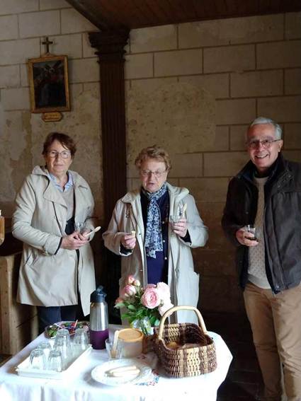 Une image contenant personne, habits, mur, table

Le contenu gnr par lIA peut tre incorrect.