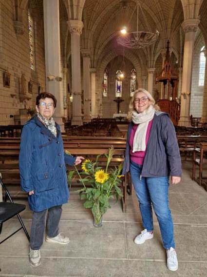 Une image contenant habits, personne, meubles, glise

Le contenu gnr par lIA peut tre incorrect.