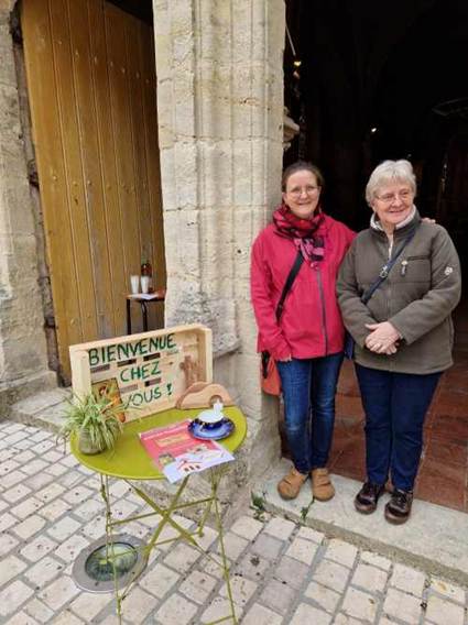 Une image contenant habits, personne, chaussures, btiment

Le contenu gnr par lIA peut tre incorrect.