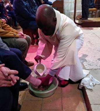 Le pre Juhan procde au lavement des pieds