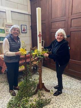 Préparation du nouveau cierge pascal