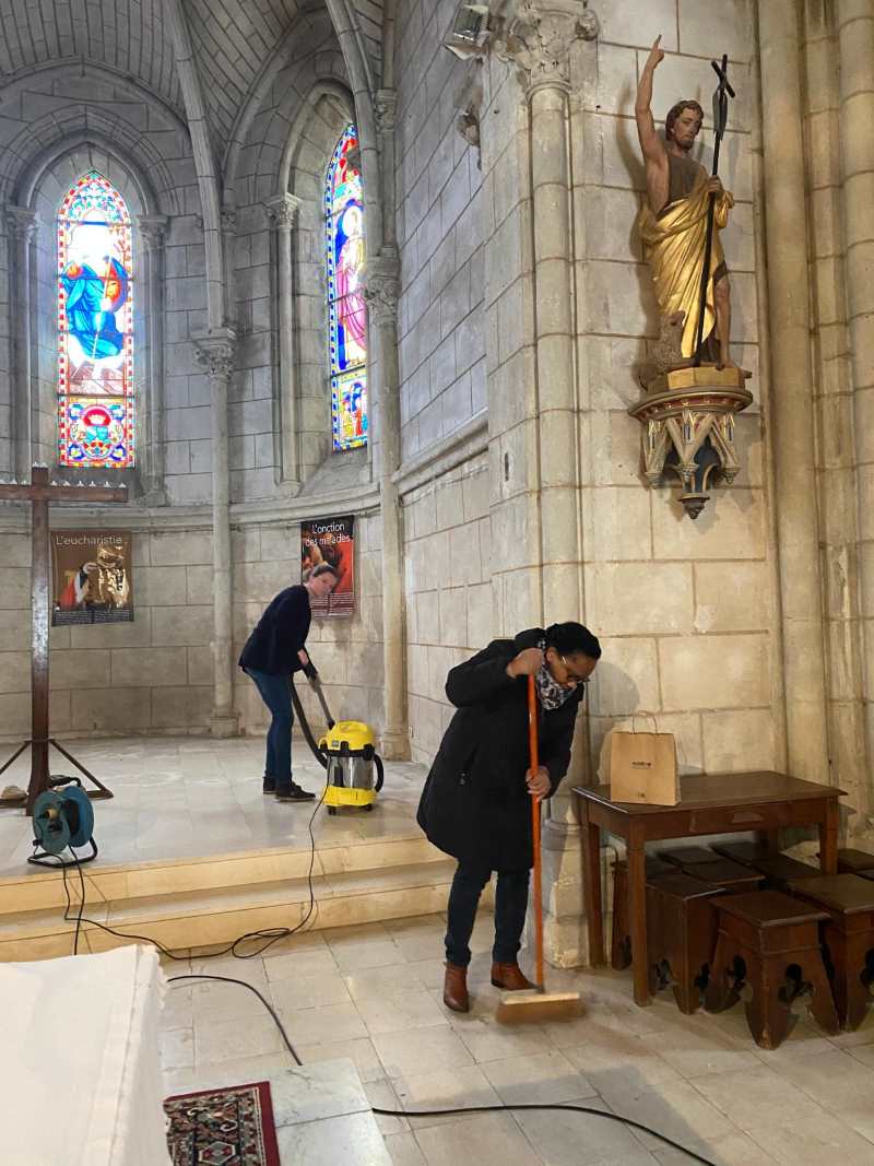 Installation de la nouvelle sonorisation de l'église de Neuillé