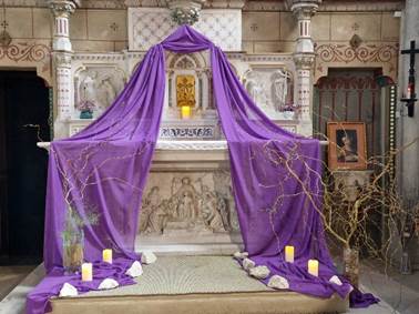 Espace adoration devant l'autel de la Vierge pendant le Carme  Neuill