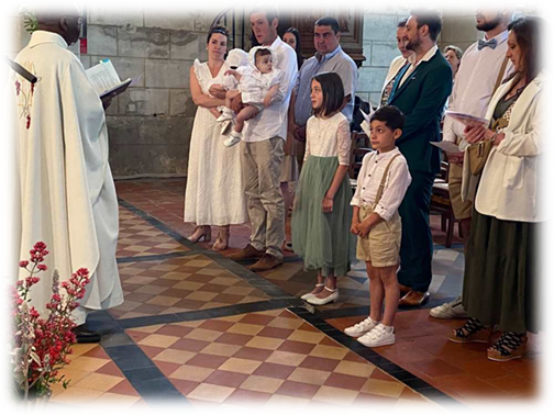 Une image contenant personne, habits, vtement sacerdotal, femme

Description gnre automatiquement