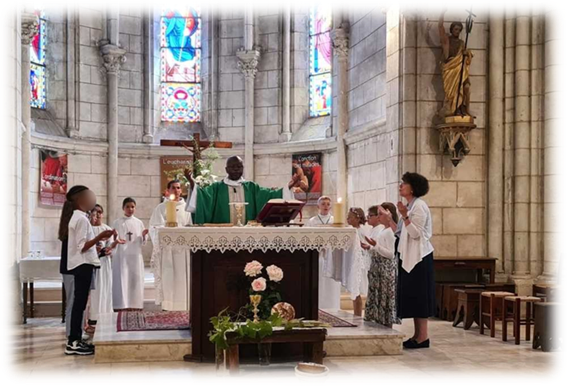 Une image contenant habits, personne, lieu de culte, Lieux sacrés
Description générée automatiquement