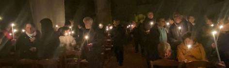 Une image contenant bougie, personne, funérailles, groupe
Description générée automatiquement